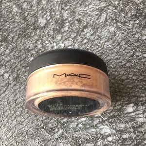 MAC FACIAL LOOSE foundation medium deep